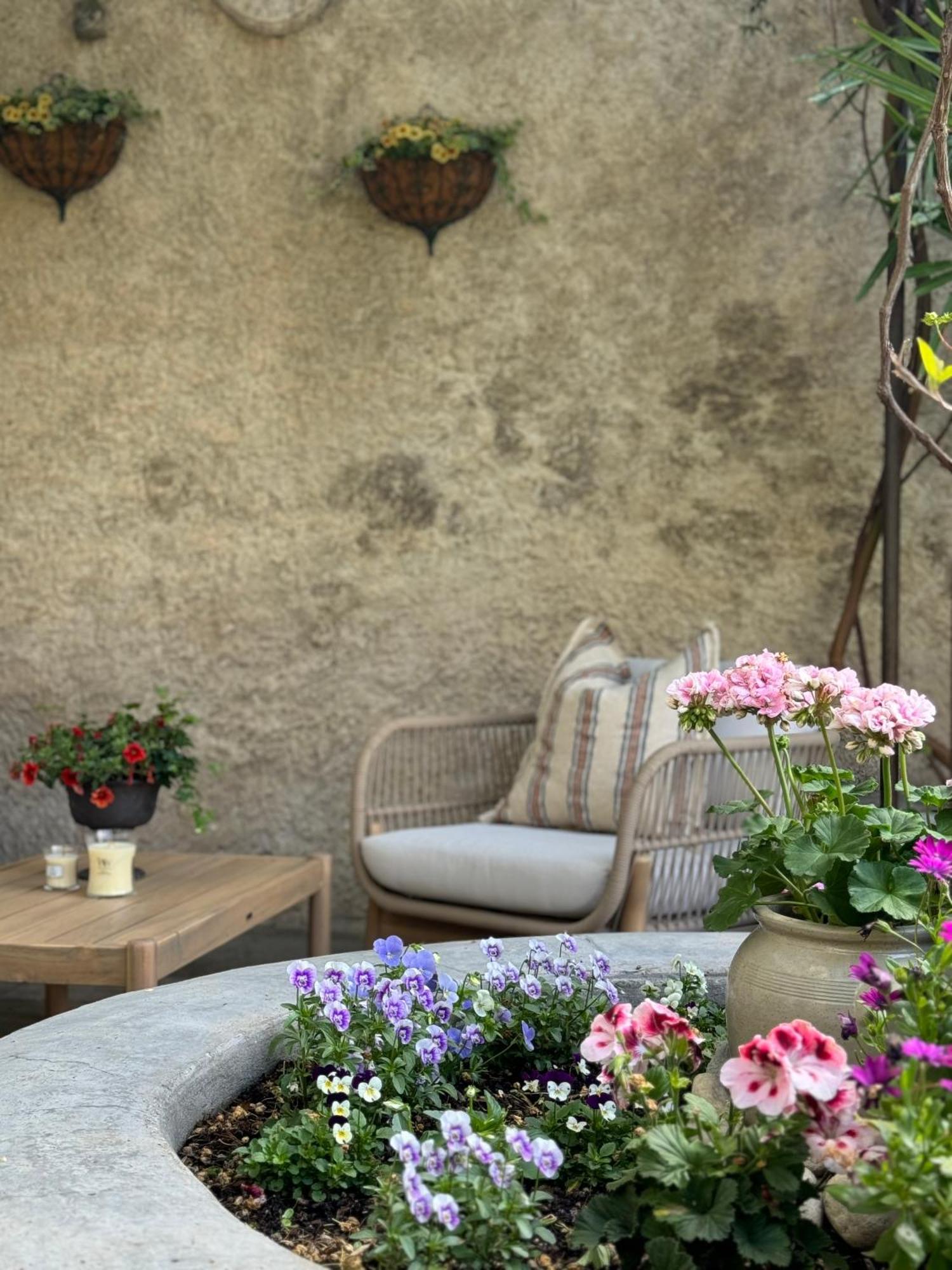 Bed and Breakfast Le Patio Des Senteurs Verzeille Esterno foto