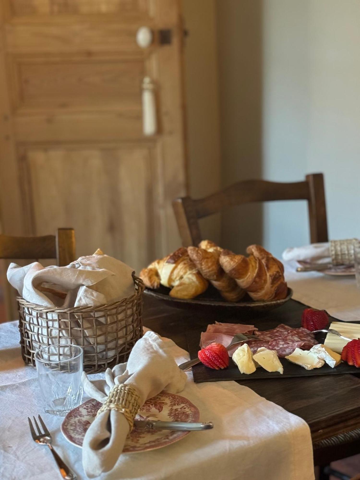Bed and Breakfast Le Patio Des Senteurs Verzeille Esterno foto