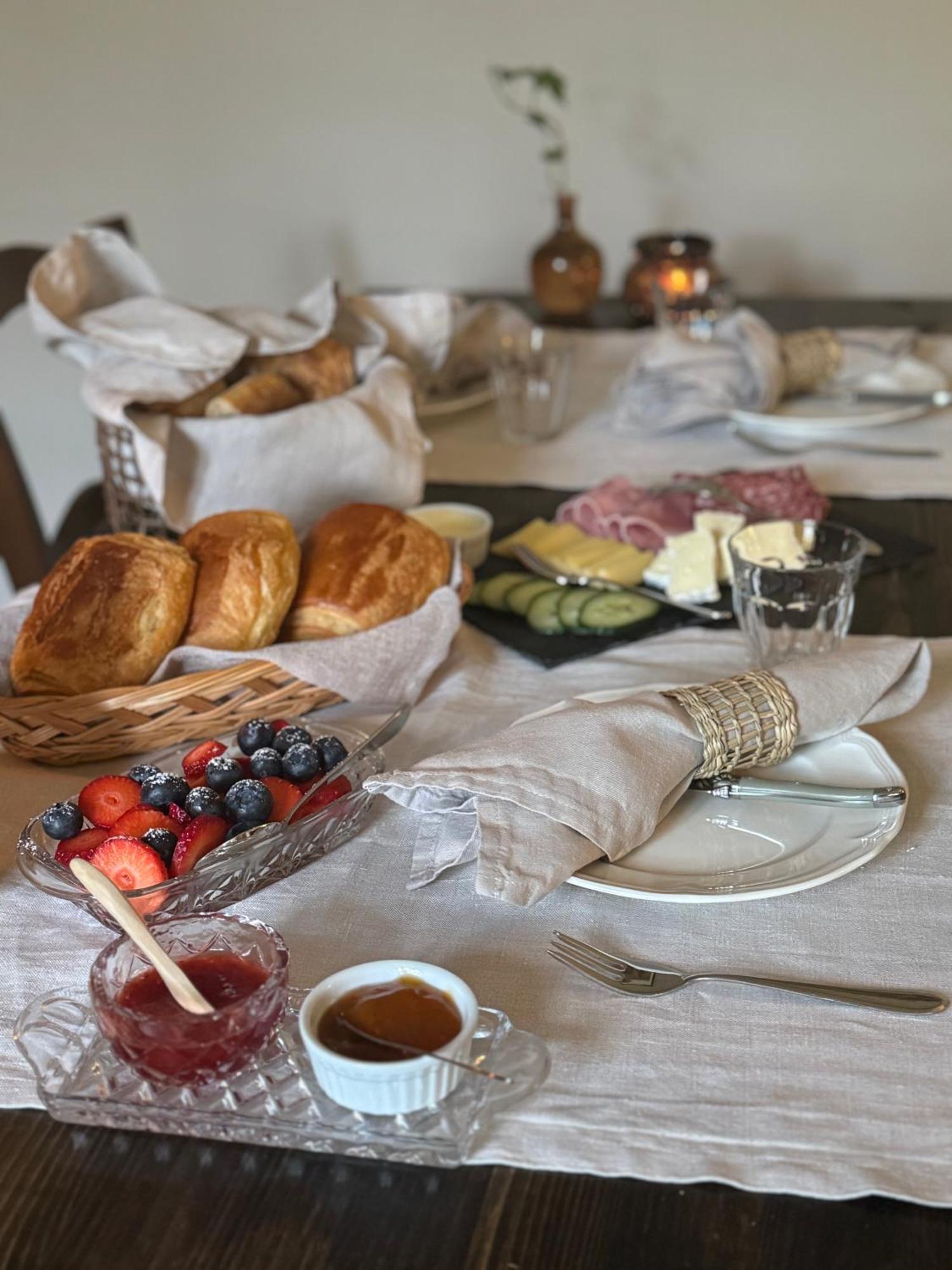 Bed and Breakfast Le Patio Des Senteurs Verzeille Esterno foto